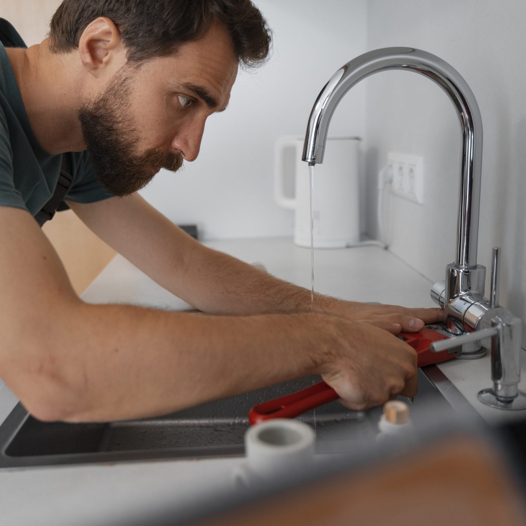 side-view-man-working-as-plumber (10) https://idraulico-milano.com/wp-content/uploads/2025/01/side-view-man-working-as-plumber-10-scaled-e1737255786980.jpg